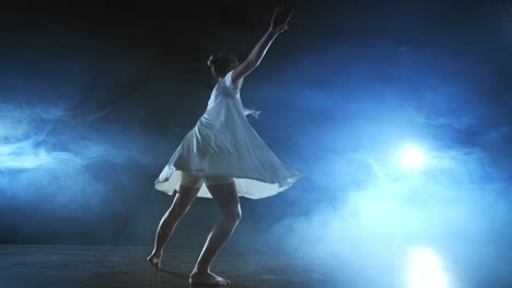 Frau-Im-Weißen-Kleid-Auf-Der-Bühne-Mit-Rauch-Tanzt-Modernes-Ballett